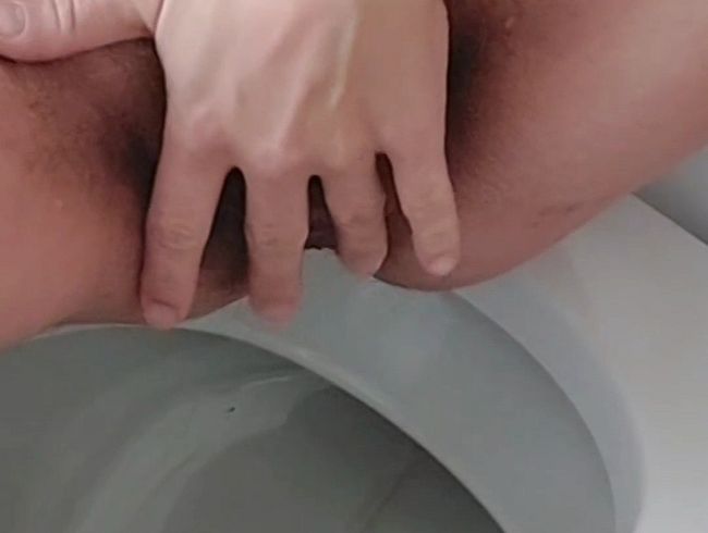 Geil während der Nachtschicht - Ab aufs Klo und die fo**e bearbeiten