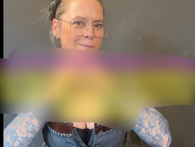 Ich wollte nur mein Dirndl anziehen und hab mir stattdessen die fo**e gefin**rt bis zum Orgasmus....