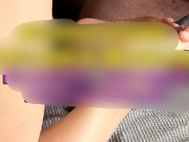 Schmutziger Foot - und bl*wjob er spri**t alles auf meine nackten Fuss-Sohlen