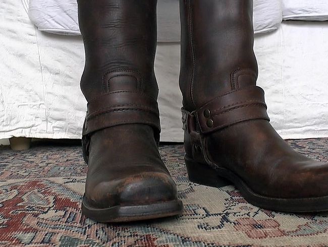 wi**saufgabe des Tages: spri**e ab auf meine Biker Stiefel Teil 13