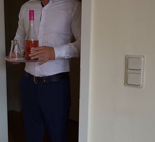 Zimmerservice mit geilen Extras. Was sich aus einer Getränkebestellung so ergeben kann.