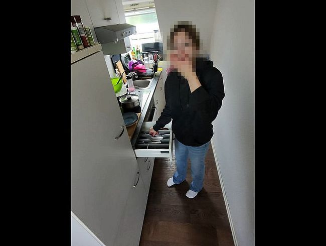 Er zieht sich einfach komplett vor mir aus und steht dann nackt in der Küche