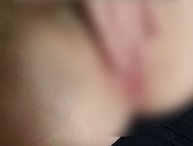 Ich masturbiere und du kannst aus nächster Nähe zusehen.