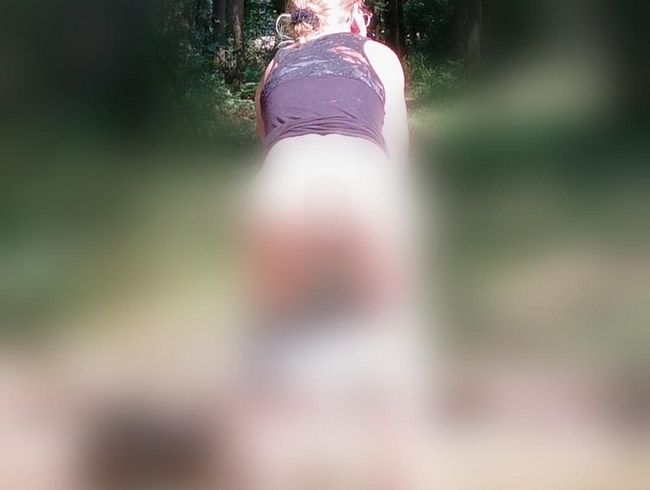 Im Wald angepi**t