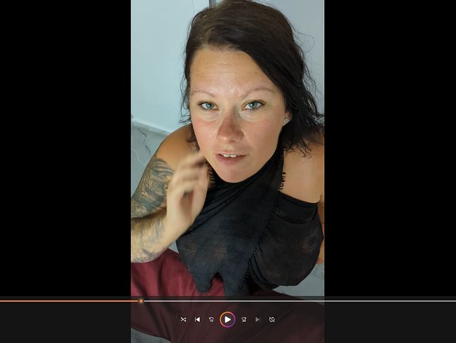 Rauchen, Smoking Fetisch Teil 1 mit bla*en, SB, dil*o! Geile tätowierte Amateurin mit riesen ti*ten.