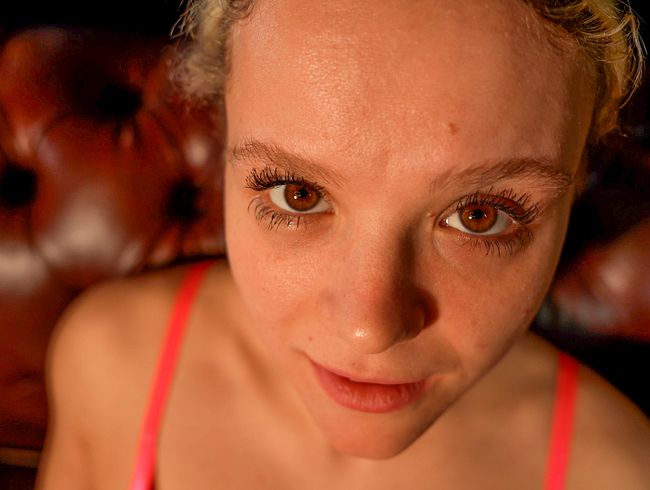 Orgasmusshow vor Zuschauern mit Teenie und MILF