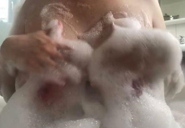 Bei einem heißen Schaumbad habe ich es mir einfach mal selber bes**gt ??