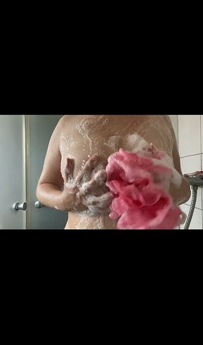 Heiß geduscht und dabei meine 95D Brüste verwöhnt??