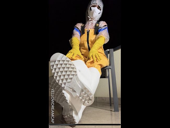 Ich versüße mir den regnerischen Abend mit PVC und Gummikleidung im Freien