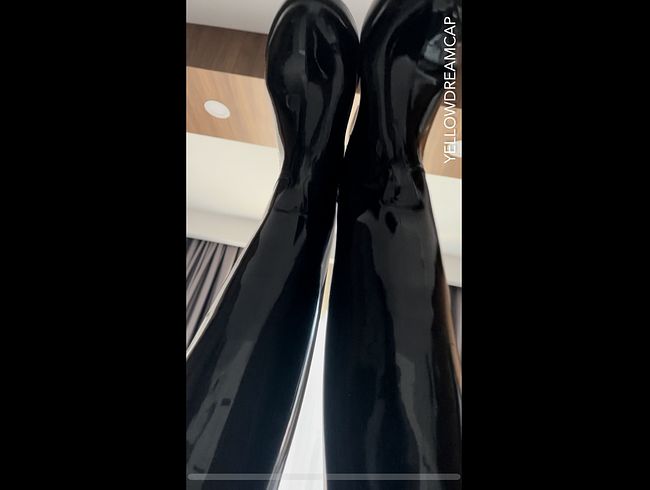 Schön verwöhnt mit Gummihandschuhen in Gummistiefeln