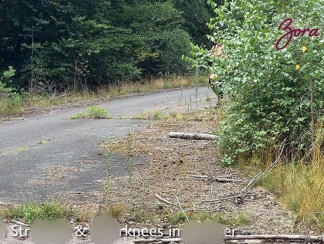 Nackt in str*psen & Overknees im Bunker