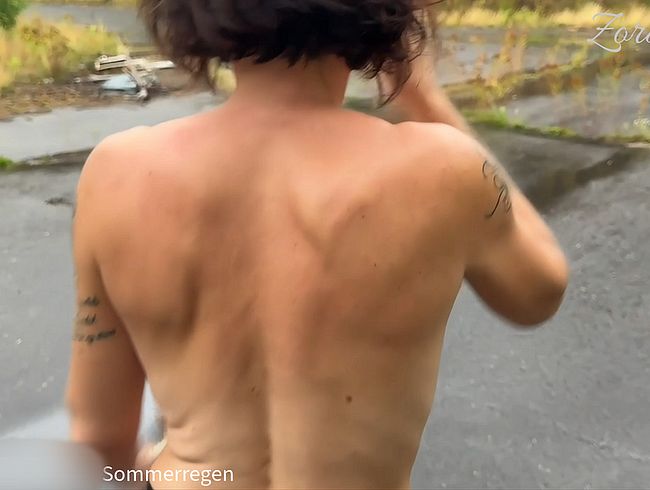 Spaziergang nackt im Sommerregen